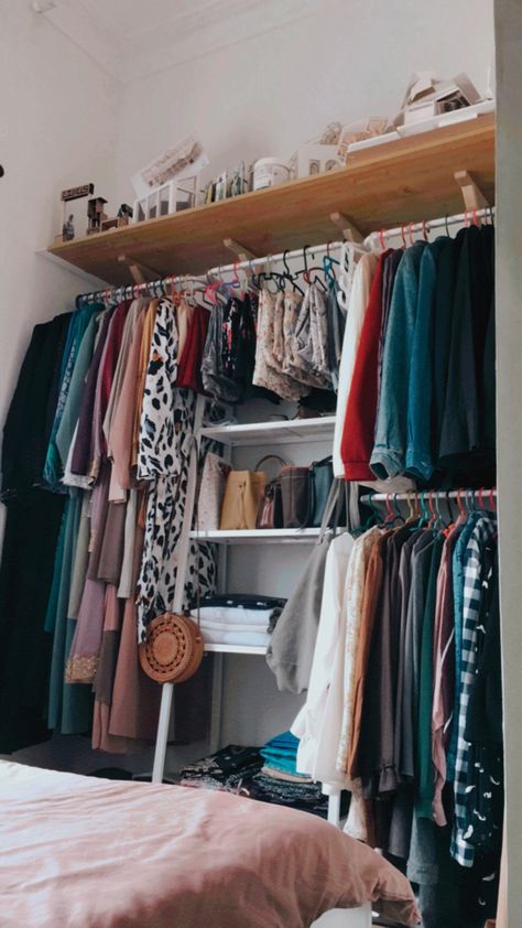 Exposed Wardrobe, Cubords Ideas Bedroom, Exposed Closet, Closet Alternatives, Dresser Alternative, Vintage Dressing Rooms, Cheap Closet, Small Dressing Room, Small Dressing Rooms