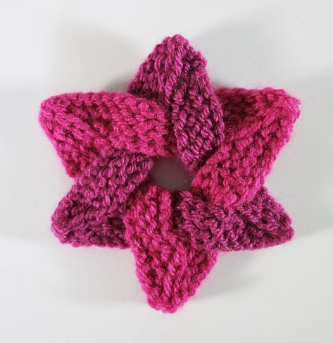 Knit A Star, Knitted Stars Free Pattern, Knit Star Pattern, Star Knitting Pattern, Knitted Decorations, Knitted Star, Christmas Knits, Christmas Knitting Projects, Knit Christmas Ornaments