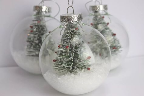 Christmas Ornament Crafts Clear Ball, Clear Baubles Ideas, Fillable Baubles Ideas, Glass Baubles Ideas, Christmas Clear Bauble Ideas, Clear Christmas Ball Ornament Ideas Snow, Clear Ornaments Diy Homemade Christmas Glass Ball, Christmas Card Decorations, Diy Christmas Baubles