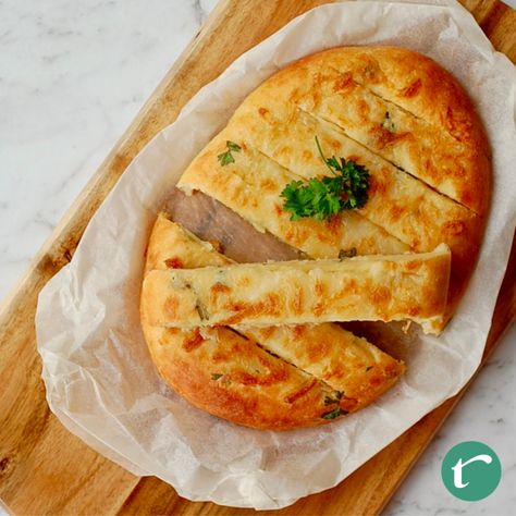 Cheesy Keto Garlic Bread Recipe (mozzarella dough) - Thinlicious Lowcarb Snacks, Keto Garlic Bread, Cheesy Bread Recipe, Cheeseburger Pie, Keto Chaffle, Bread Substitute, Mozzarella Recipes, Crispy Cheese, Keto Breads