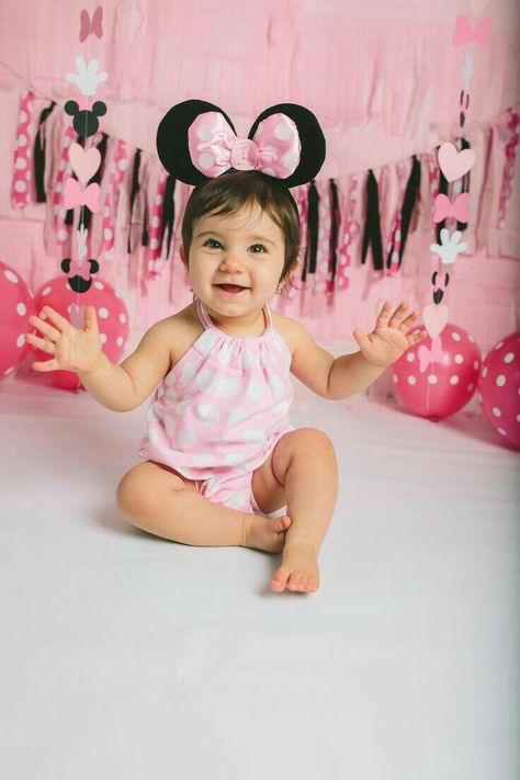 Minnie Mouse Birthday Photoshoot Ideas, Minnie Mouse Smash Cake, Cake One Year, One Year Old Photography, Themed Cake Smash, Minnie Mouse Decorations, Cake Smash Cake, Cake Smash Photoshoot, Smash Photoshoot