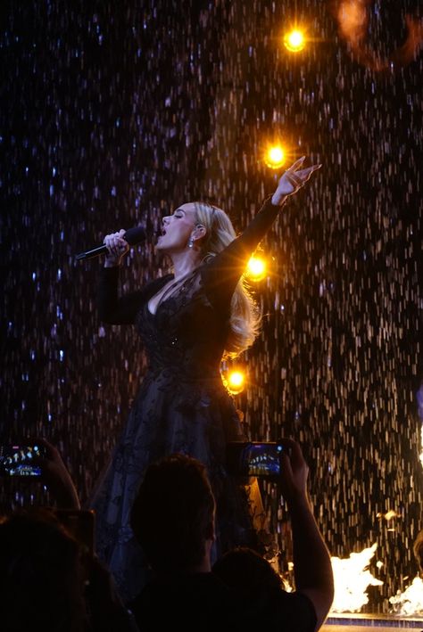 Adele On Stage, Adele Singing, Adele Performing, Adele Aesthetic, Adele Tour, Adele Singer, Hot Singers, Adele Wallpaper, Adele Pictures