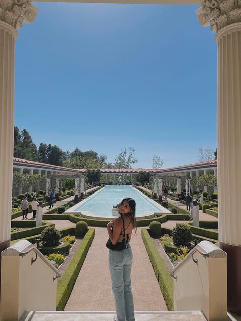 Museum vibes The Getty Museum Photoshoot, Getty Villa Photoshoot, Los Angeles Photo Ideas, Bestie Dates, Museum Vibes, La Photoshoot, Los Angeles Photoshoot, Getty Museum Los Angeles, The Getty Museum