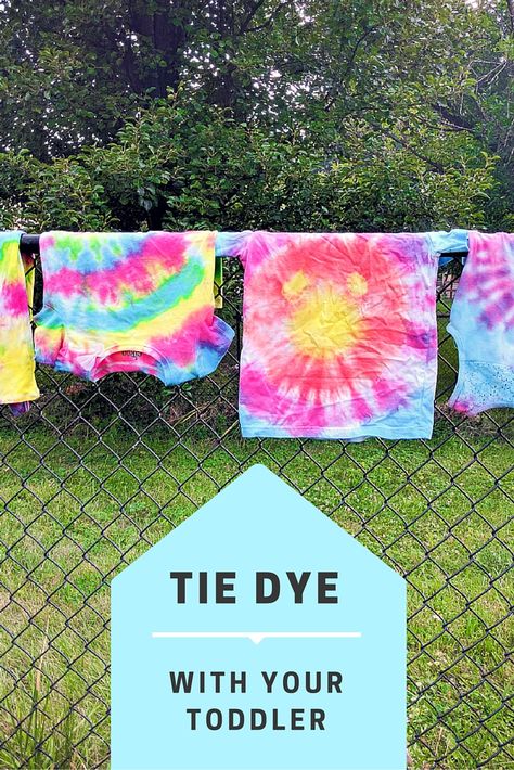 Try these Tie Dye Tips with Toddlers. They'll have fun with this DIY project, and you'll love how easy it is to clean up afterwards. Grab the tutorial to create them with your kids! Tie Dye Projects, Tie Dye Tips, Dye Projects, Ty Dye, How To Tie Dye, Diy Toddler, Work Diy, Toddler Art, Toddler Fun