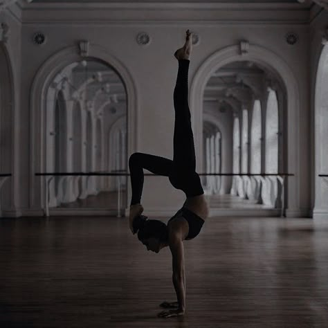 Flexible Aesthetic, Flexibility Aesthetic, Flexibility Goals, Dancer Lifestyle, Flexibility Dance, Modele Fitness, Yoga Aesthetic, Dance Photography Poses, Gymnastics Poses