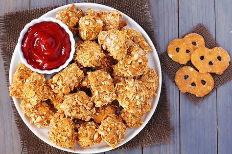 Pretzel-Crusted Chicken Nuggets {Gimme Some Oven} Chicken Nuggets Baked, Almond Flour Chicken, Flour Chicken, Pretzel Crusted Chicken, Baked Chicken Nuggets, Homemade Chicken Nuggets, Chicken Nugget Recipes, Nuggets Recipe, Gimme Some Oven