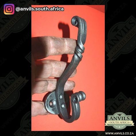 Blacksmiths Life on Instagram: “Daily content - Blacksmithing | Anvils | Metal Fabrication | DIY Ideas | Forging⠀ .⠀ .⠀ Tag us in a photo of your fabrication setup, we'll…” Duplex Wall, Hantverk Diy, Architectural Garden, Blacksmith Tools, Blacksmith Projects, Blacksmith Shop, Hat Hanger, Forging Metal, Metal Works