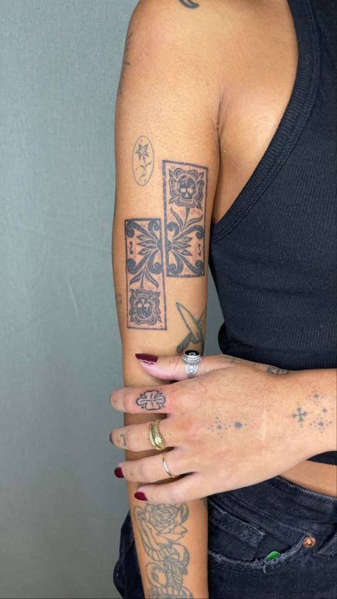 Unique Minimalist Tattoo, Tattoo Main, Framed Tattoo, Flash Tattoos, Jewelry Tattoo, Dainty Tattoos, Time Tattoos, Celebrity Tattoos, Dope Tattoos