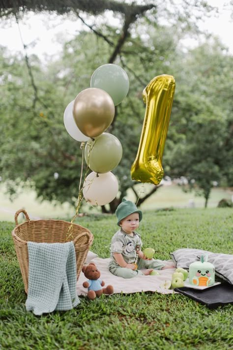 1st Birthday Photo Shoot Outdoor, One Year Baby Photoshoot, Baby One Year Birthday, Cute Birthday Photoshoot, Cute Birthday Photoshoot Ideas, 1 Year Birthday Photoshoot, One Year Photoshoot Ideas, Outdoor First Birthday, First Birthday Outdoor