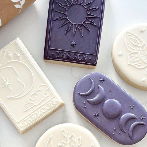 Tarot Card Cookies Decorated, Witchy Cookies Decorated, New Orleans Cookies, Tarot Card Cookies, Creative Cookie Decorating Ideas, Astrology Cookies, Tarot Birthday Party, Tarot Cookies, Witchy Cookies