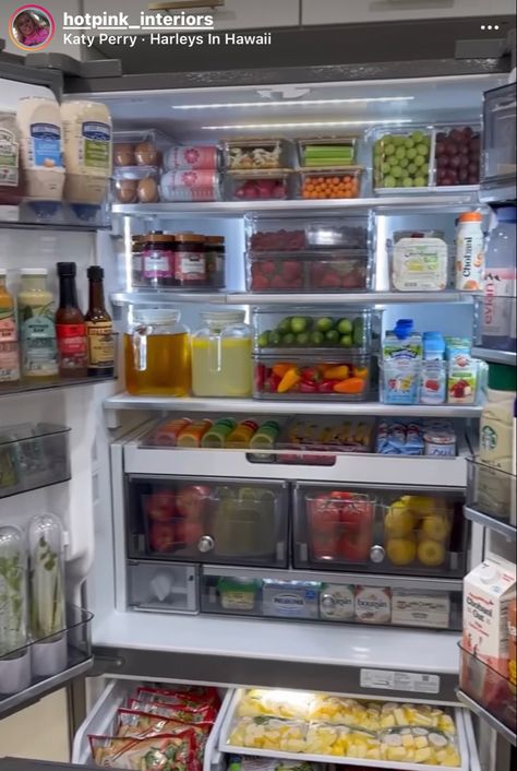 Organized Stocked Fridge, Fridge Orginazation Ideas, Kitchen Organization Refrigerator, Fridge Aesthetic Organization, Aestethic Fridge, Full Stocked Fridge, Organised Fridge Aesthetic, Clean Fridge Aesthetic, Refregirator Organization Ideas