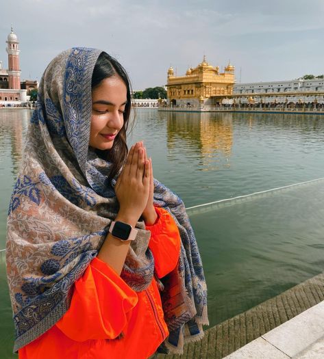 Remove Your Shoes, Bff Poses, Temple Photography, Anushka Sen, India Dress, Travel Pictures Poses, Golden Temple, Code Of Conduct, Photo Pose Style