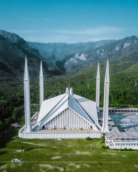 • @bydanawang Faisal Mosque surrounded by green hills ⛰ It almost looks like a mosque in the middle of the mountains 👀 This is also what I… Beautiful Masjid, Faisal Mosque, Pakistan Country, Pakistan Culture, Mosque Design, Islamic Center, Pakistan Travel, Architecture Building Design, Beautiful Mosques