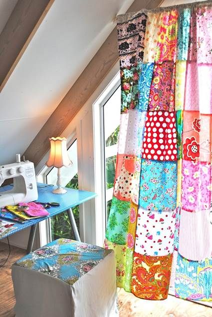 Toques decorativos con PatchWork Cortinas Boho, Hippie House, Patchwork Curtains, Homemade Curtains, Projek Menjahit, Decoration Shabby, Hippie Homes, Latest Interior Design Trends, Sewing Room Ideas