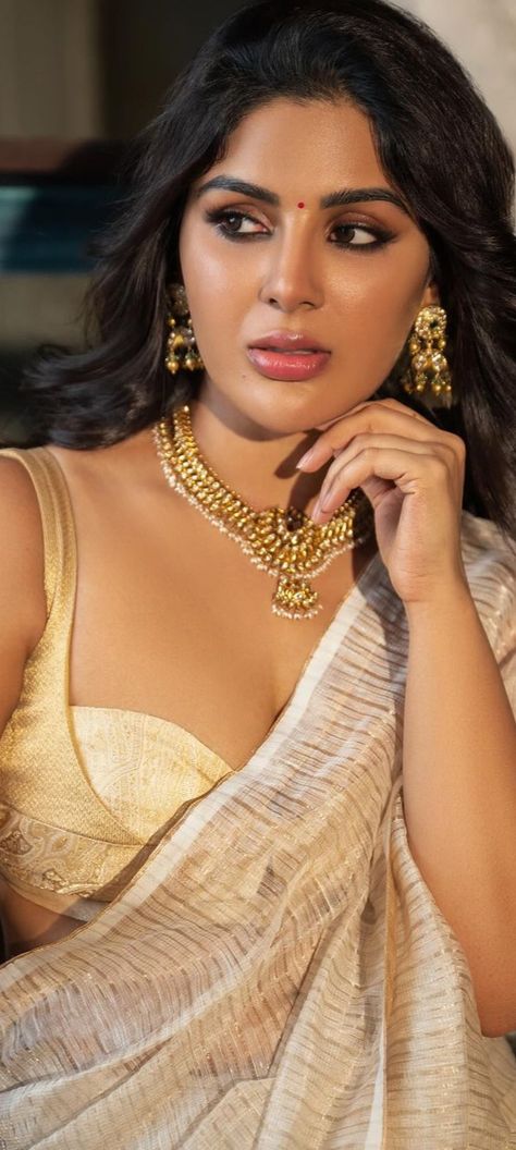 Retro Bollywood Fashion, Samyukta Menon, Samyuktha Menon, Beauty Killer, Indian Natural Beauty, Beautiful Photoshoot, Beauty Pictures, Indian Actress Hot Pics, Woman Crush