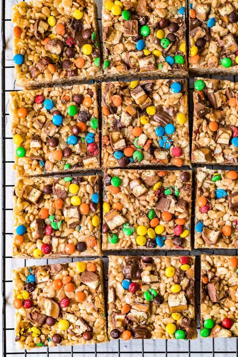 Loaded Rice, Protein Rice Crispy Treats, Chocolate Rice Crispy Treats, Rice Crispy Bars, Crispy Treats Recipe, Rice Krispies Recipe, Rice Crispy Treats Recipe, Fall Dessert Recipes Easy, Leftover Halloween Candy