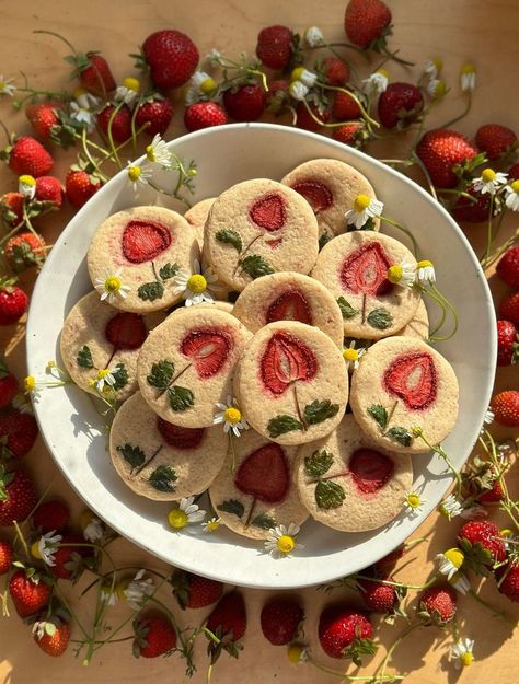 strawberry pressed chamomile cookies — Loria Stern Pretty Picnic Food, Homemade Sweets Aesthetic, Cute Aesthetic Recipes, Cute Baked Treats, Baked Sweets Aesthetic, Fancy Baking Ideas, Floral Dessert Recipes, Spring Fruit Desserts, Baking Flavor Combinations