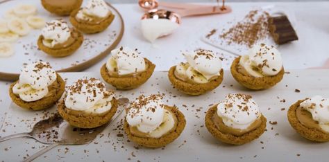 Mini Banoffee Pie Cups, Mini Banoffee Tarts, Mini Banoffee Pie, Cheat Snacks, Desserts With Few Ingredients, Rustic Food, Baking Treats, Sweet Pies, Christmas Desserts Easy