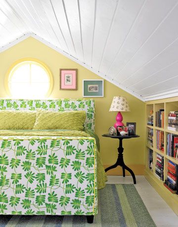 Guest bedroom?!?! green and yellow bedroom Small Bedroom Inspiration, Finished Attic, Small Attic, Attic Apartment, Attic Bedrooms, Attic Renovation, Attic Spaces, Attic Remodel, Attic Bedroom