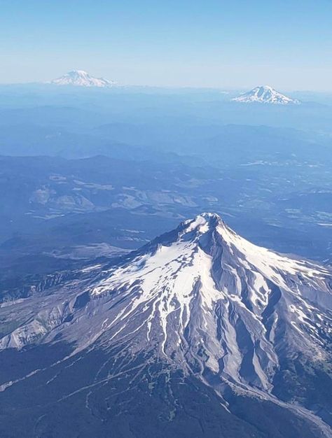 30 Things that are kinda cool to look at. Batman Profile Picture, Batman Profile, Mount St Helens, Nature Destinations, Same Picture, Mount Hood, Mt Hood, Mt Rainier, St Helens