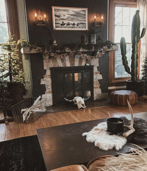 Pinterest Predicts: Western Gothic Interior Design to Dominate 2024 Modern Rustic House Interior Living Room, Western Witchy Decor, Western Grunge Decor, Western Style Living Room Ideas, Loft Living Room Ideas Open Floor, Gothic Western Decor, Western Christmas Ideas, Western Fireplace Decor, Moody Western Bedroom