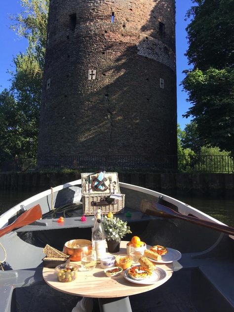 Picnic On A Boat, Boat Dinner, Boat Picnic, Picnic Boat, Japan Vacation, Canal Boat, Perfect Picnic, River Boat, Row Boat