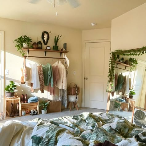 Earthy Retro Bedroom, Granola Room Inspiration, Earthy Room Aesthetic Boho, Room Ideas Aesthetic Green Boho, Green Vintage Bedroom Aesthetic, Earthy Bedroom Aesthetic Bohemian, Cute Earthy Bedrooms, Greenery Room Decor Bedroom Boho, Green Earthy Bedroom Aesthetic