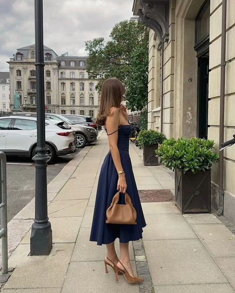 Dressing up for no reason just because I feel like it! 💐🦋💖 Navy Graduation Dress, Elegant Beach Outfit, Midi Dress A Line, Navy Blue Long Skirt, Cute Feminine Outfits, Maxi Skirt Summer, Blue Skirt Outfits, Kentucky Derby Outfit, Dresses Navy Blue