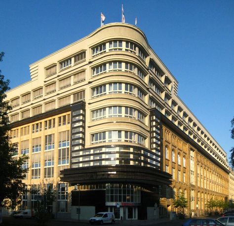 From Wikiwand: The Mossehaus in Berlin by Erich Mendelsohn, an early example of streamline moderne (1921–23) Erich Mendelsohn, Streamline Moderne Architecture, Art Deco Design Elements, Arte Art Deco, Art Deco Elements, Modern Architecture Building, Streamline Moderne, Art Deco Buildings, Building Art