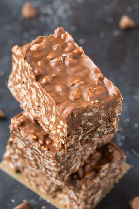 No Bake Chocolate Peanut Butter Crunch Bars (V, GF, DF)- Easy, fuss-free and delicious, this healthy candy bar copycat combines cereal, chocolate and peanut butter in one! {vegan, gluten free, sugar free recipe}- thebigmansworld.com Homemade Crunch Bars, Crunch Bars Recipe, Candy Bar Recipe, Butter Crunch, Peanut Butter Crunch, Crunch Bars, Healthy Candy, Crunch Bar, Chocolate Crunch