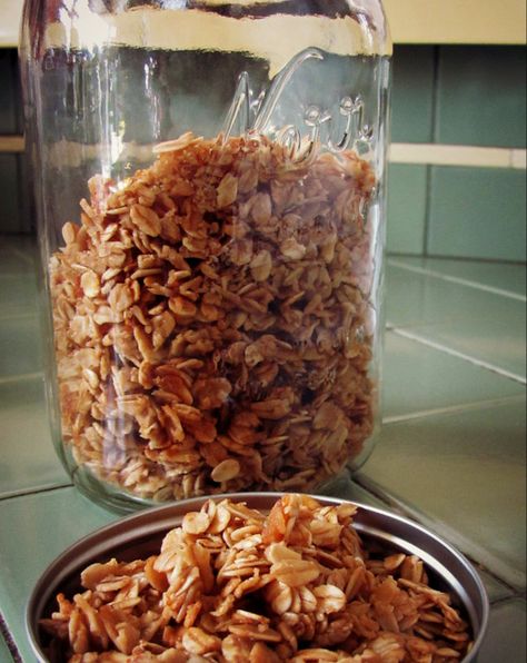 Home made Honey-Vanilla Granola. No more over sugared cereal for this girl. Vanilla Granola, Granola Breakfast, Granola Bar, Granola Recipe, Dehydrated Food, Granola Recipes, Dehydrator Recipes, Homemade Granola, Plain Yogurt