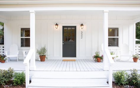 Old Farmhouse Front Porch, White Front Porch, Beach Cottage Front Porch, Long Front Porch, 1950 House Exterior, Beach House Front Porch, House With Front Porch, Beach House Renovation, White Porch