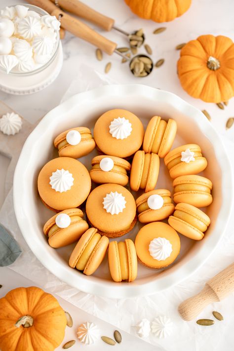 Macarons Thanksgiving, Pumpkin Ganache, Pumpkin Pie Macarons, Thanksgiving Macarons, Fall Macarons, Macaron Designs, Pie Macarons, Recipes Deserts, Le Macaron