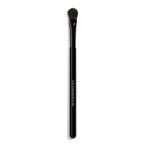 Chanel Brushes, Chanel Fragrance, Chanel Flats, Chanel Watch, Blending Eyeshadow, Waterproof Liquid Eyeliner, Chanel Store, How To Apply Eyeshadow, Eyeshadow Brush