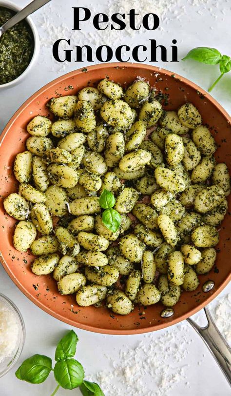 This Pesto Gnocchi recipe is flavorful, filling, and fast. You can prepare this delicious pasta dish in less than 15 minutes. Gnocchi Pesto, Pesto Gnocchi, Pesto Potatoes, Basil Pesto Recipes, Baked Gnocchi, Gnocchi Recipe, Pasta Al Pesto, Basil Recipes, Clean Eating Recipes For Dinner