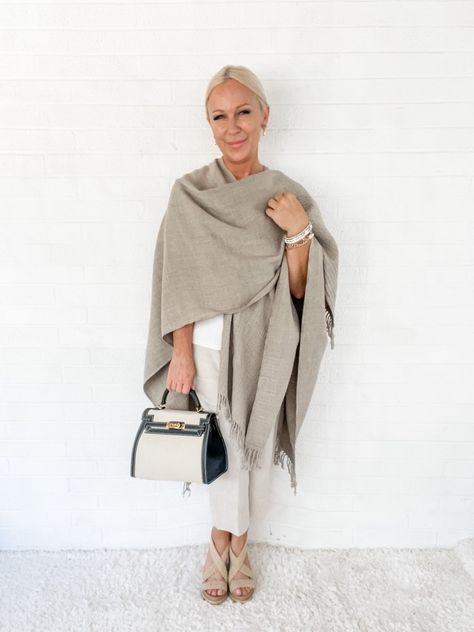 Three Ways to Wear a Shawl, Pashmina, or Wrap - Midlife Posh Closet Ways To Wear A Shawl, How To Wear Pashmina, Shawl Outfit, Outfit Minimalist, Europe Travel Outfits, Poncho Shawl, Elegant Sophisticated, Pashmina Shawl, Minimalist Outfit