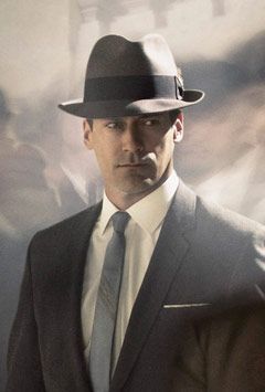 I like the professional look of a man in a suit and hat. It is fun to see a guy to get this gussied up... Mad Men Party, A Man In A Suit, Man In A Suit, Mad Men Fashion, Don Draper, Mad Hatters, Traje Casual, Man Hat, Love Hat