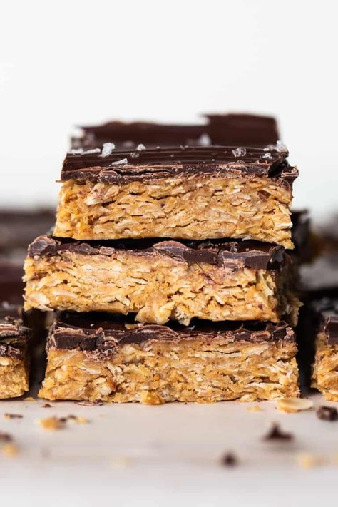 Peanut Butter Cup Oatmeal Bars - Fit Foodie Finds Rice Crispy Chocolate, Oatmeal Bars Healthy, Peanut Butter Rice Krispie Treats, Rice Krispie Bars, Dressing Recipes Thanksgiving, Peanut Butter Oatmeal Bars, Oatmeal Breakfast Bars, Fit Foodie Finds, Bars Healthy