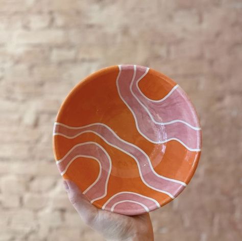 Hand Paint Pottery Ideas, Soup Bowl Painting Ideas, Ceramic Painting Ideas Bowls Simple, Pottery Painting Outfit Ideas, Colourful Pottery Painting, Paint It Yourself Pottery, Cute Painted Pottery Ideas, Abstract Ceramic Painting, Ceramics Ideas Pottery Plate