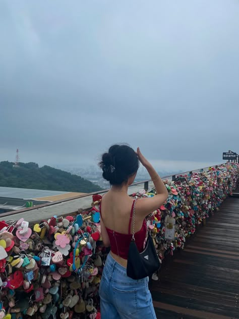 N seoul tower Insta: @ jennwengg Tourist Picture Poses, Seoul Picture Ideas, Tourist Pose Ideas, South Korea Tourist Spots, Korea Instagram Photos, South Korea Pics, Seoul Photo Ideas, Korea Photo Ideas, Seoul Pics