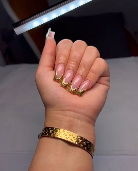 Prom Toes, Gold Acrylic Nail Designs, Nails Court, Nails With Gold Design, Gold Short Nails, Gold Nails Short, Gold French Nails, Gold French Tip Nails, Gold French Tips