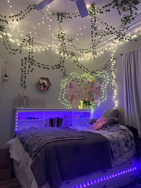 my room 🌸🌺🫧✨🪴🌿 Vine Room Ideas, Vines In Room, Dream Bedrooms, Chill Room, Couples Poses, Couples Poses For Pictures, Teen Room, My Room, Dream Bedroom