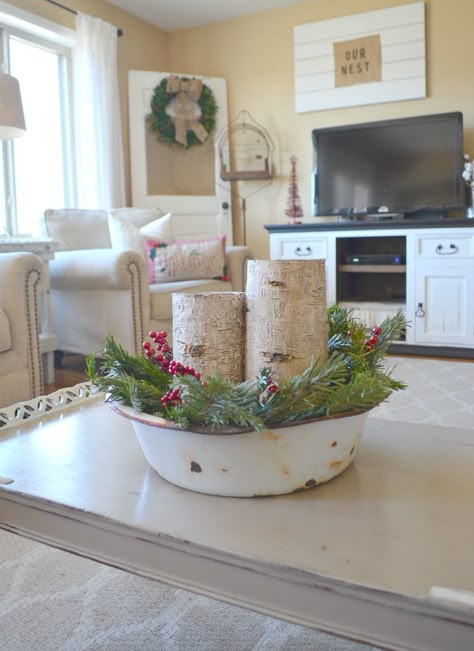 Winter Living Room Decor, Cozy Christmas Living Room, Winter Living Room, Minimalist Living Room Decor, Farmhouse Style Christmas, Christmas Living Room, Happy December, Country Christmas Decorations, Vintage Enamelware