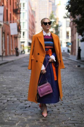 Blair Eadie, Orange Coat, Color Composition, Bag Outfit, Elegant Coats, Orange Outfit, Outfit Inspiration Fall, Autumn Street Style, Street Style Inspiration