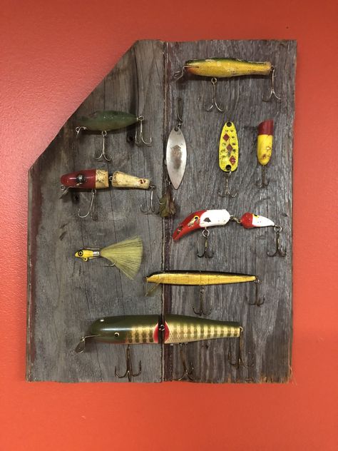 Took some old hooks and placed on barnwood to display in man cave. Fishing Lures Display, Fishing Rod Rack, Fishing Ideas, Fishing Room, Hunting Room, Man Cave Basement, Rod Rack, Fishing Bobber, Rustic Bar