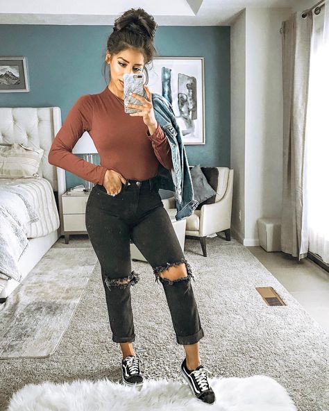 Bodysuit And Jeans Outfits, Romper Outfit Casual, High Top Vans Outfit, Black Mom Jeans Outfit, Bodysuit Outfit Jeans, Black Sneakers Outfit, Mom Jeans Outfit Winter, Street Style Denim, High Waisted Jeans Outfit