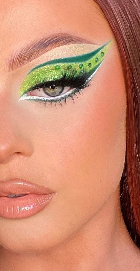 neon green eye makeup, creative eye makeup looks, best eye makeup looks, eyemakeup looks, colorful makeup #eyeshadowmakeup  eye makeup ideas 2021 #makeupartideas colorful eye makeup looks, eyeshadow makeup look,  eye makeup art ideas Extreme Eye Makeup, Green Eye Makeup Halloween, Dinosaur Eye Makeup, Chameleon Makeup, Green Alien Makeup, Alien Eye Makeup, Neon Green Makeup, Saint Patricks Day Makeup, Green Eyeshadow Look