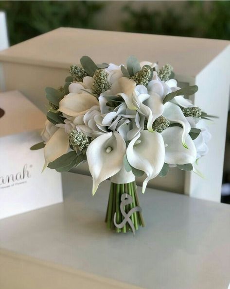 Modest Wedding Bouquet, Calla Flower Wedding, Classy Bride Bouquet, Wedding Bouquets Bride 2023, Bridal Bouquet Designs, Small Cascading Wedding Bouquets, Bidermajer Wedding Bouquets, Bride Flower Bouquet Elegant, Simple Bride Bouquet