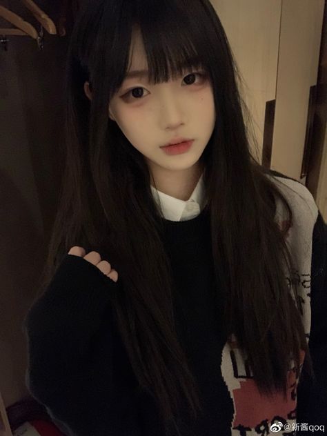 Black Hair Japanese, Japan Hairstyle, Kitty House, 얼굴 드로잉, Girls With Black Hair, Dyed Hair Inspiration, Japanese Hairstyle, Aesthetic People, Long Hair Girl