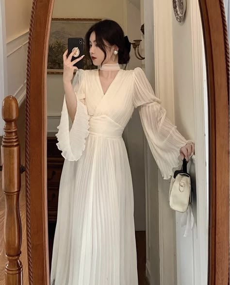 White Vintage Dress Aesthetic, White Dress Classy Elegant Long, White Dress Classy Elegant, White Dresses Classy, Korea Garden, Korean Dress Elegant, Long Dress Korean Style, White Dress Classy, Simple Long Dress